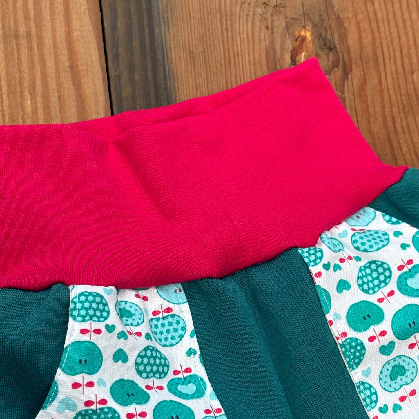 Pumphose Sweat Äpfel – Bequeme Baby- & Kinderhose mit Apfelmuster