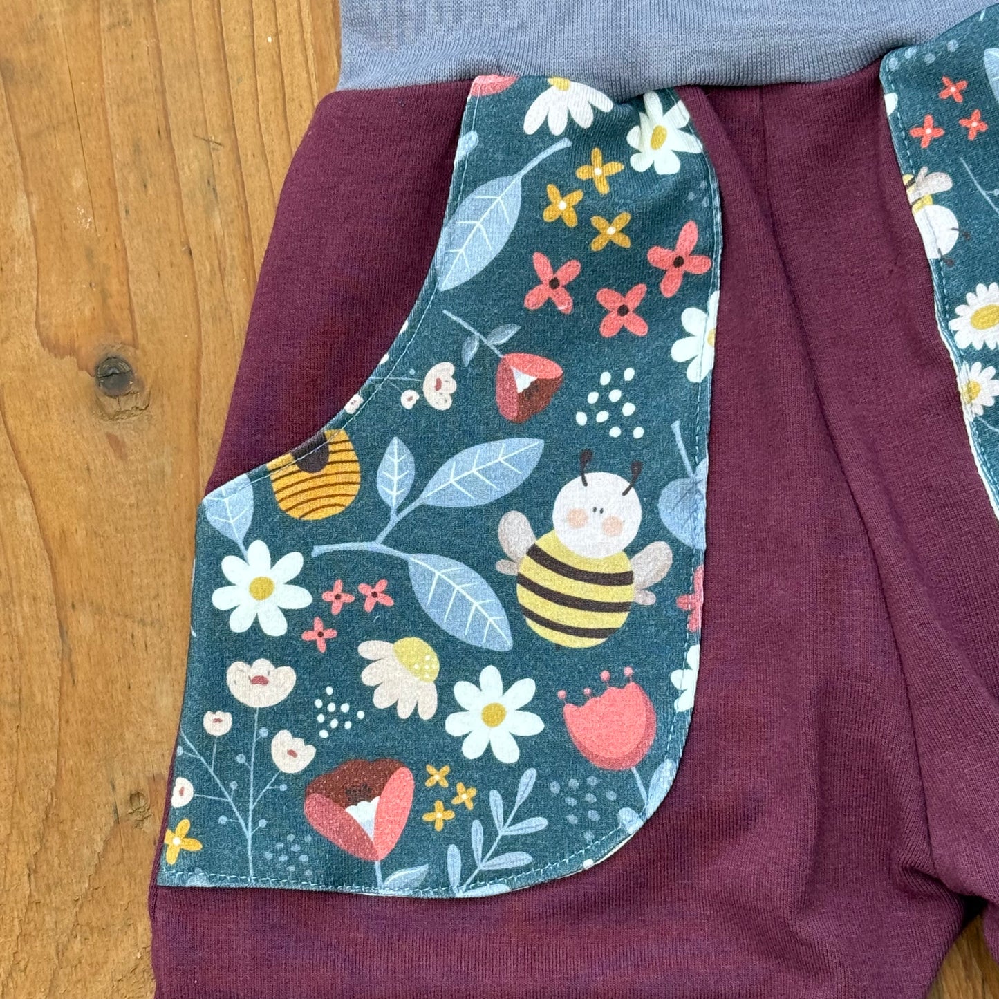 Pumphose Sweat- Handgemachte Babyhose mit Bienen & Blumen