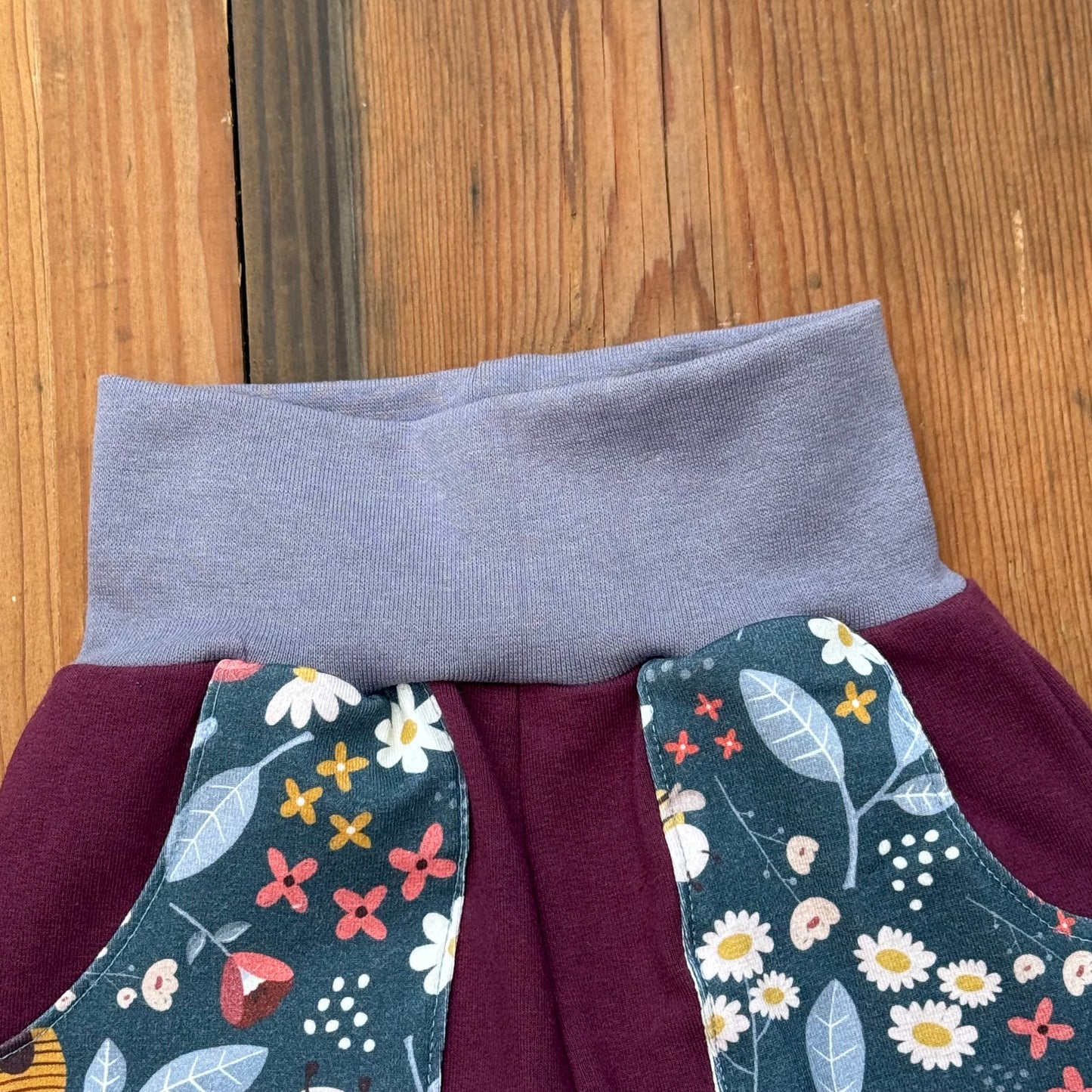 Pumphose Sweat- Handgemachte Babyhose mit Bienen & Blumen