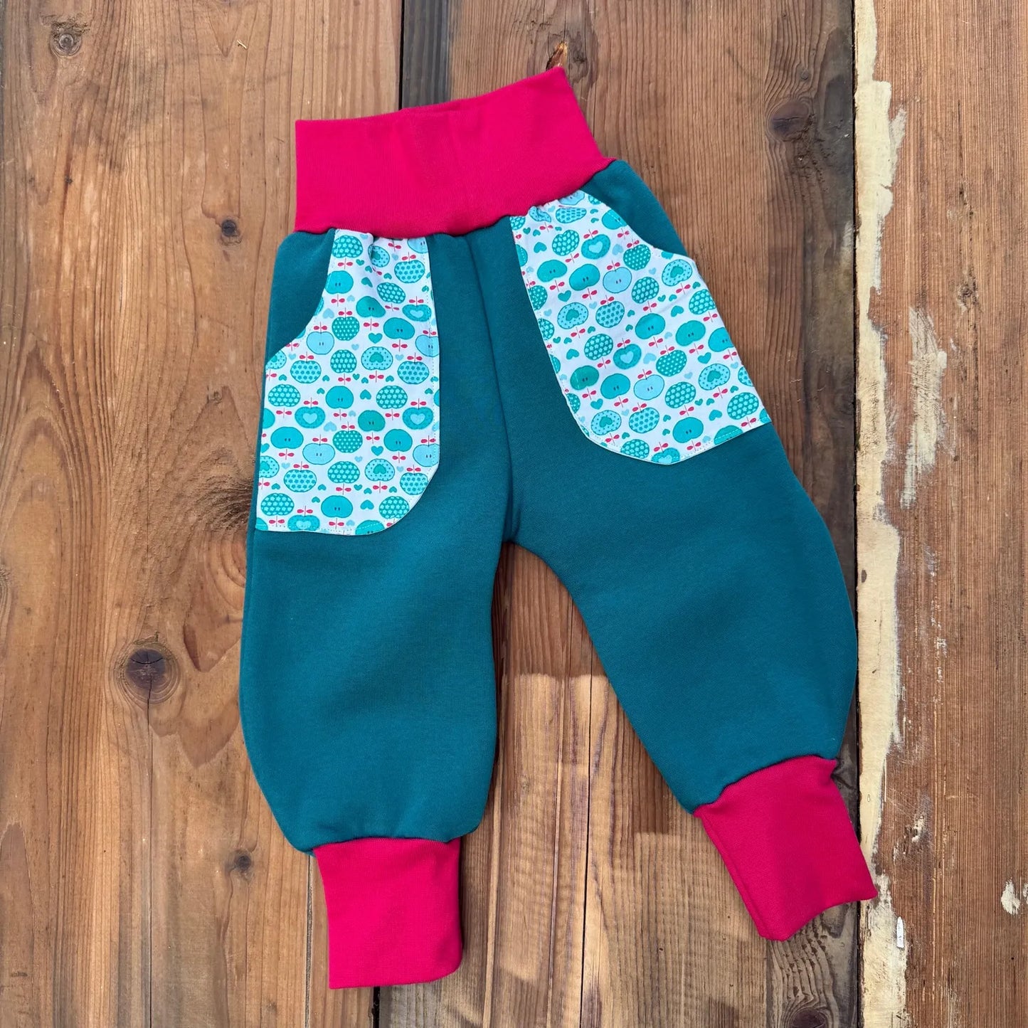 Pumphose Sweat Äpfel – Bequeme Baby- & Kinderhose mit Apfelmuster