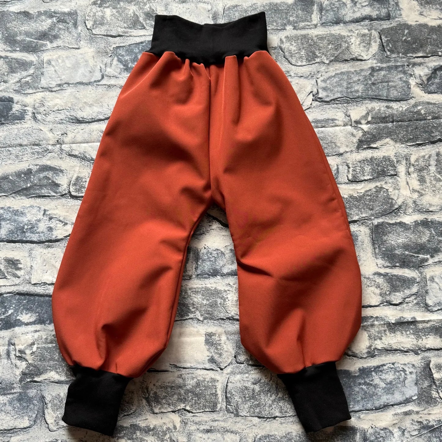Softshell-Regenhose für Kinder – Rost mit schwarzen Bündchen