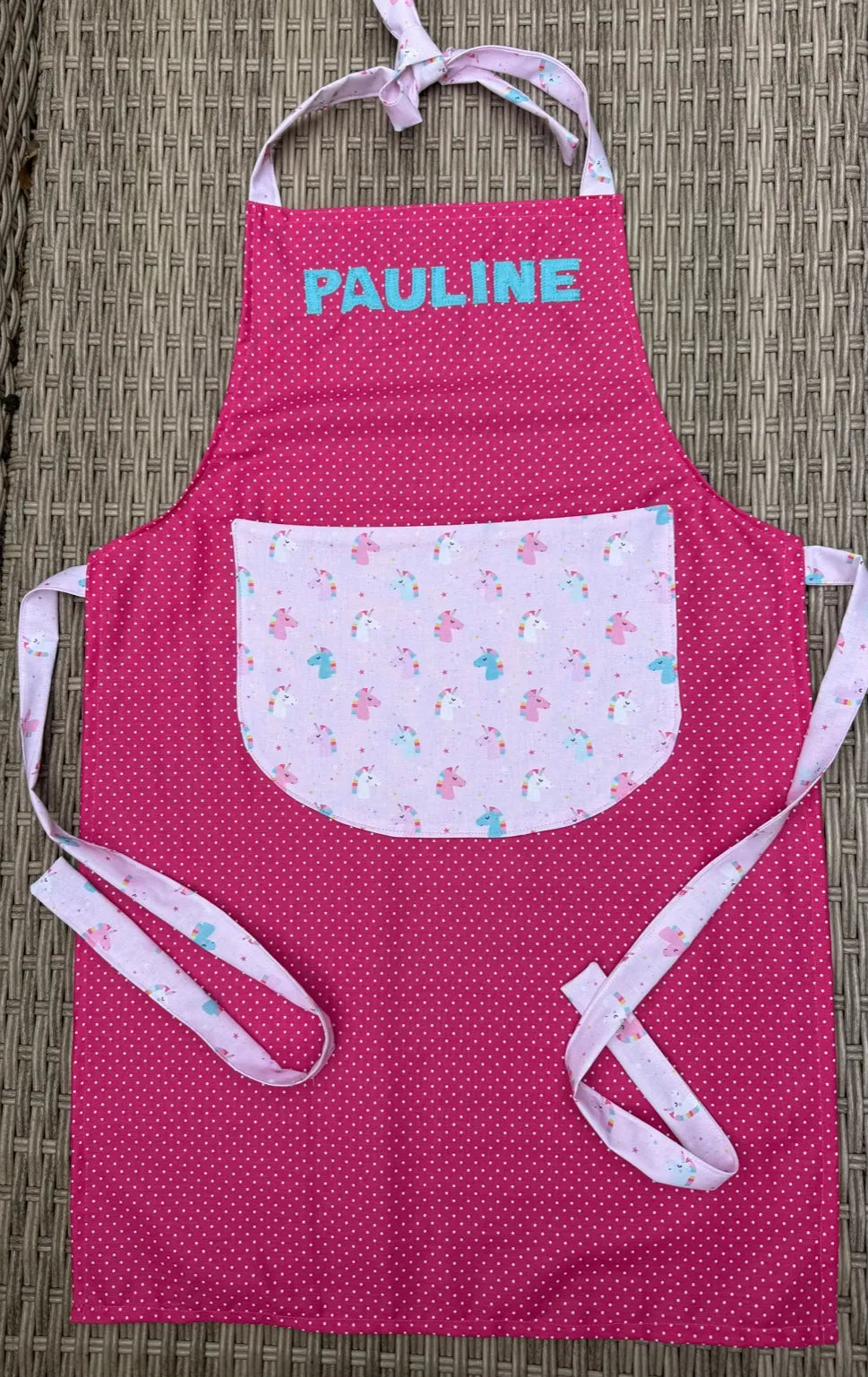 Personalisierte Kinder-Schürze mit Namen – Einhorn & Punkte | Handmade Kinderschürze für Mädchen | Geschenk zum Backen & Basteln