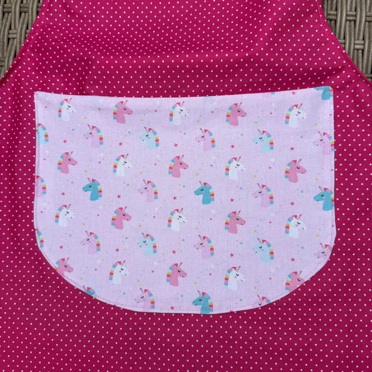 Personalisierte Kinder-Schürze mit Namen – Einhorn & Punkte | Handmade Kinderschürze für Mädchen | Geschenk zum Backen & Basteln