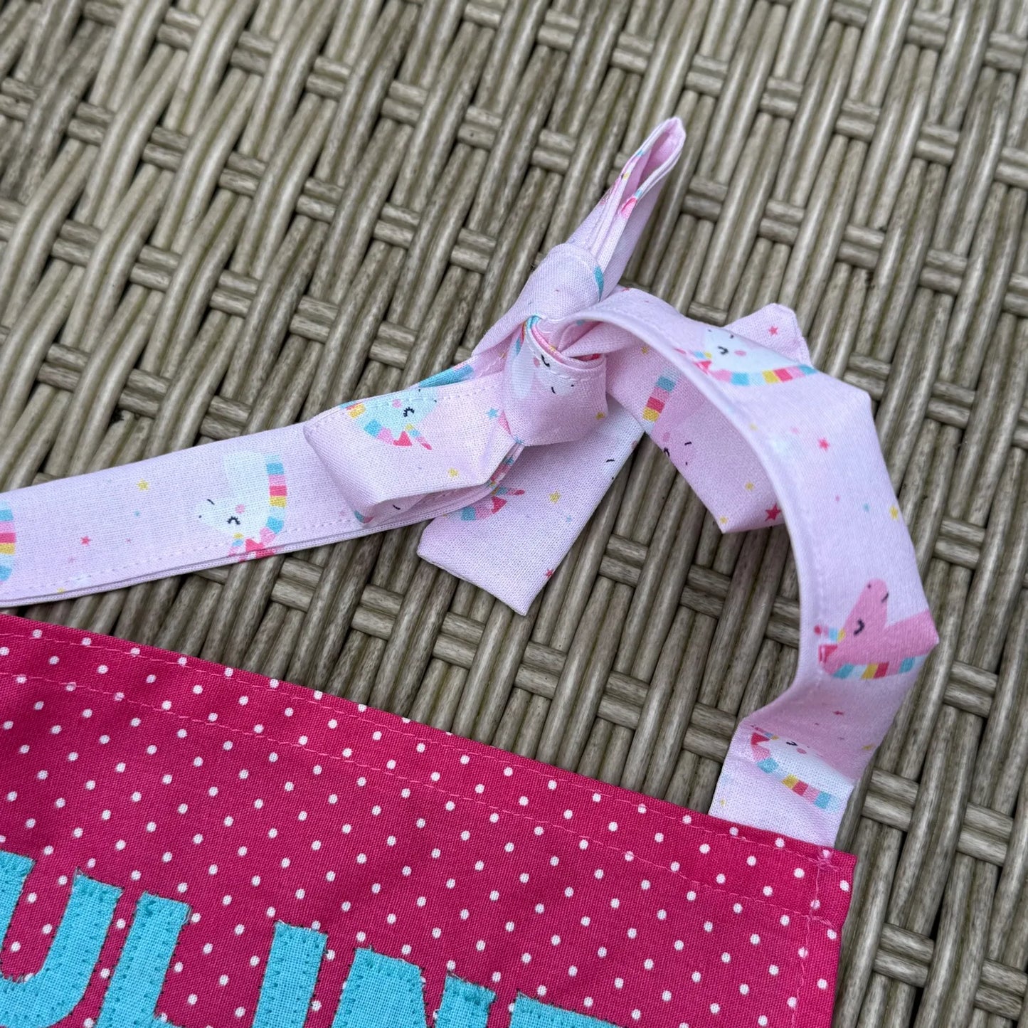 Personalisierte Kinder-Schürze mit Namen – Einhorn & Punkte | Handmade Kinderschürze für Mädchen | Geschenk zum Backen & Basteln