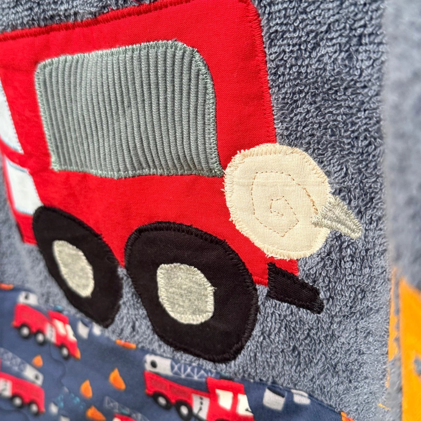 🔥 Personalisiertes Duschtuch Feuerwehr – Handmade Kinderhandtuch mit Namen | Geschenk für kleine Helden