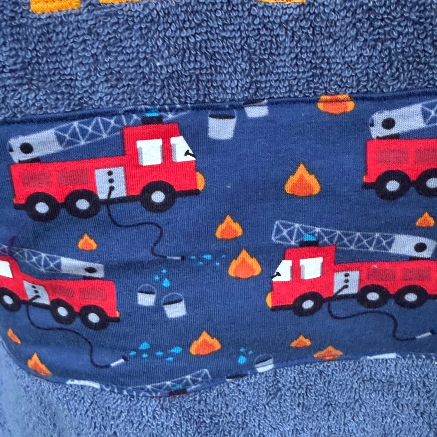 🔥 Personalisiertes Duschtuch Feuerwehr – Handmade Kinderhandtuch mit Namen | Geschenk für kleine Helden