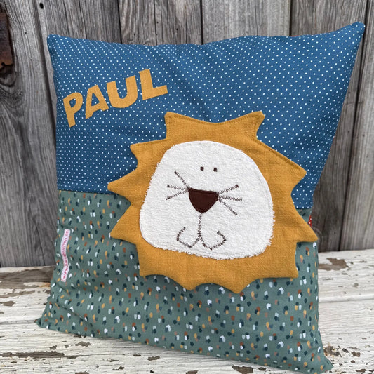 Personalisiertes Kinderkissen mit Löwen-Applikation und Namen Paul, handgemachtes Patchwork-Kissen in Blau und Grün