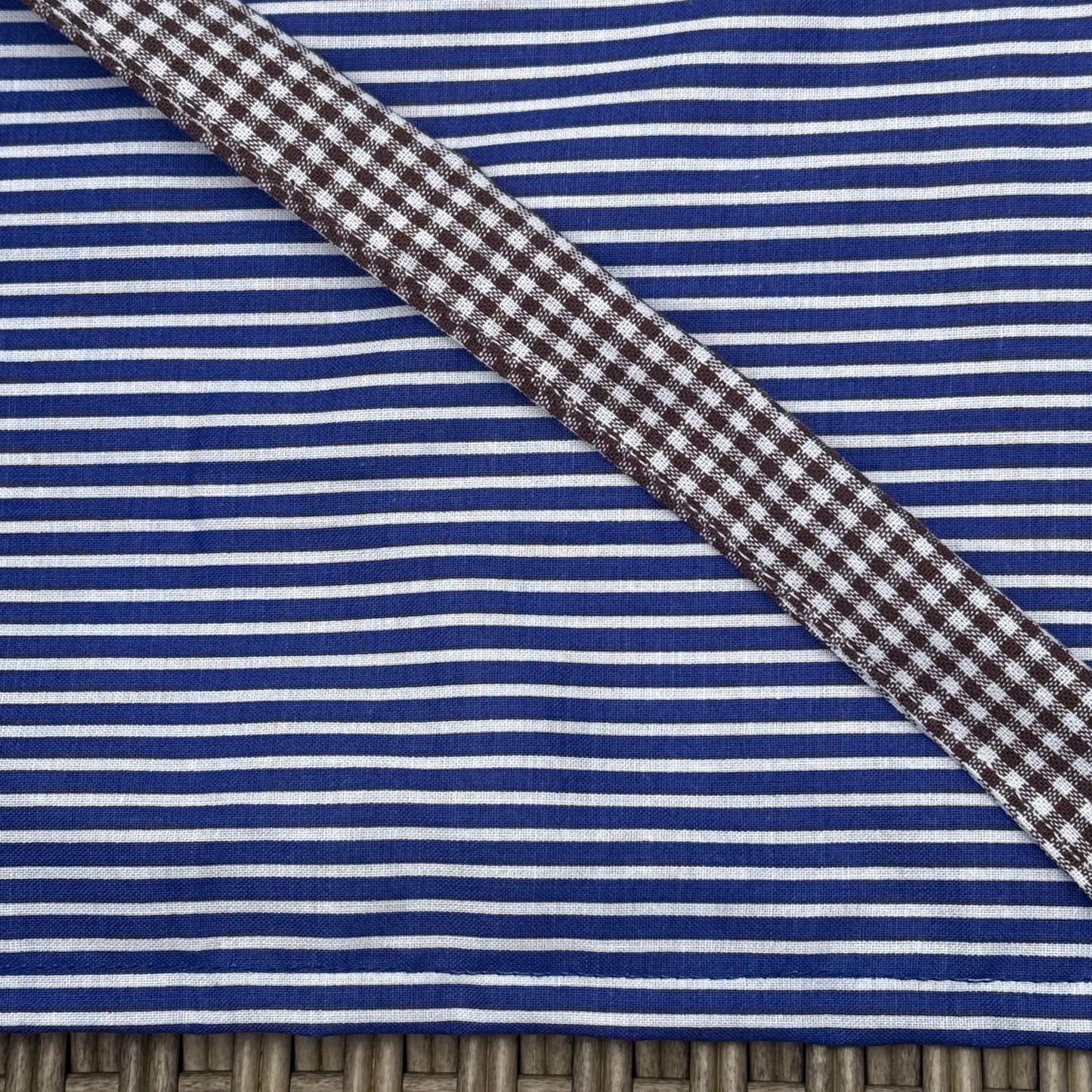 Kinderschürze aus Baumwolle für Kinder 5–7 Jahre – Blau gestreift mit Dino & Baustellen Motiv – Handgemacht