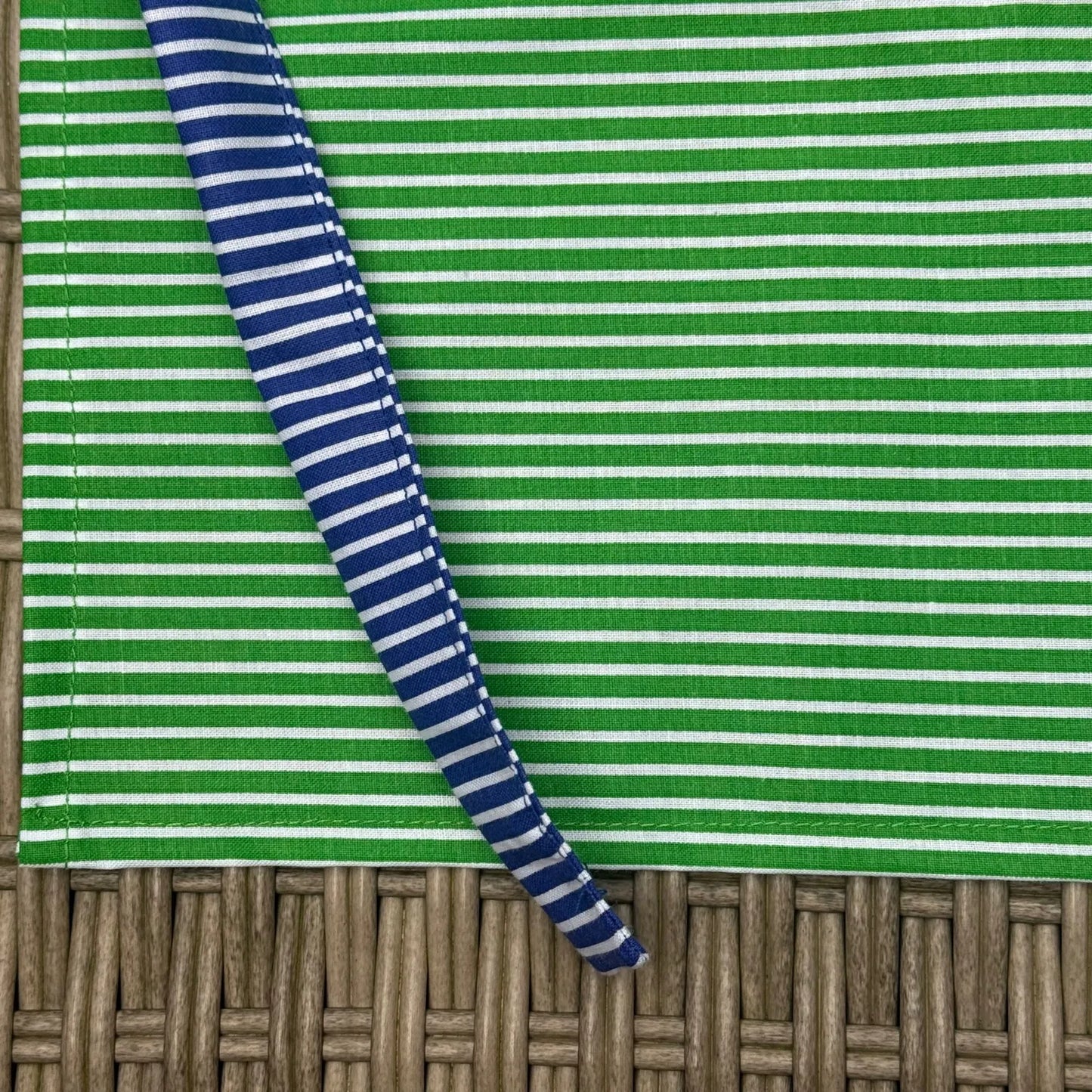 Kinderschürze Baumwolle 1–4 Jahre – Grün gestreift mit Dino & Baustellen Motiv – Handgemachte Kleinkind Schürze