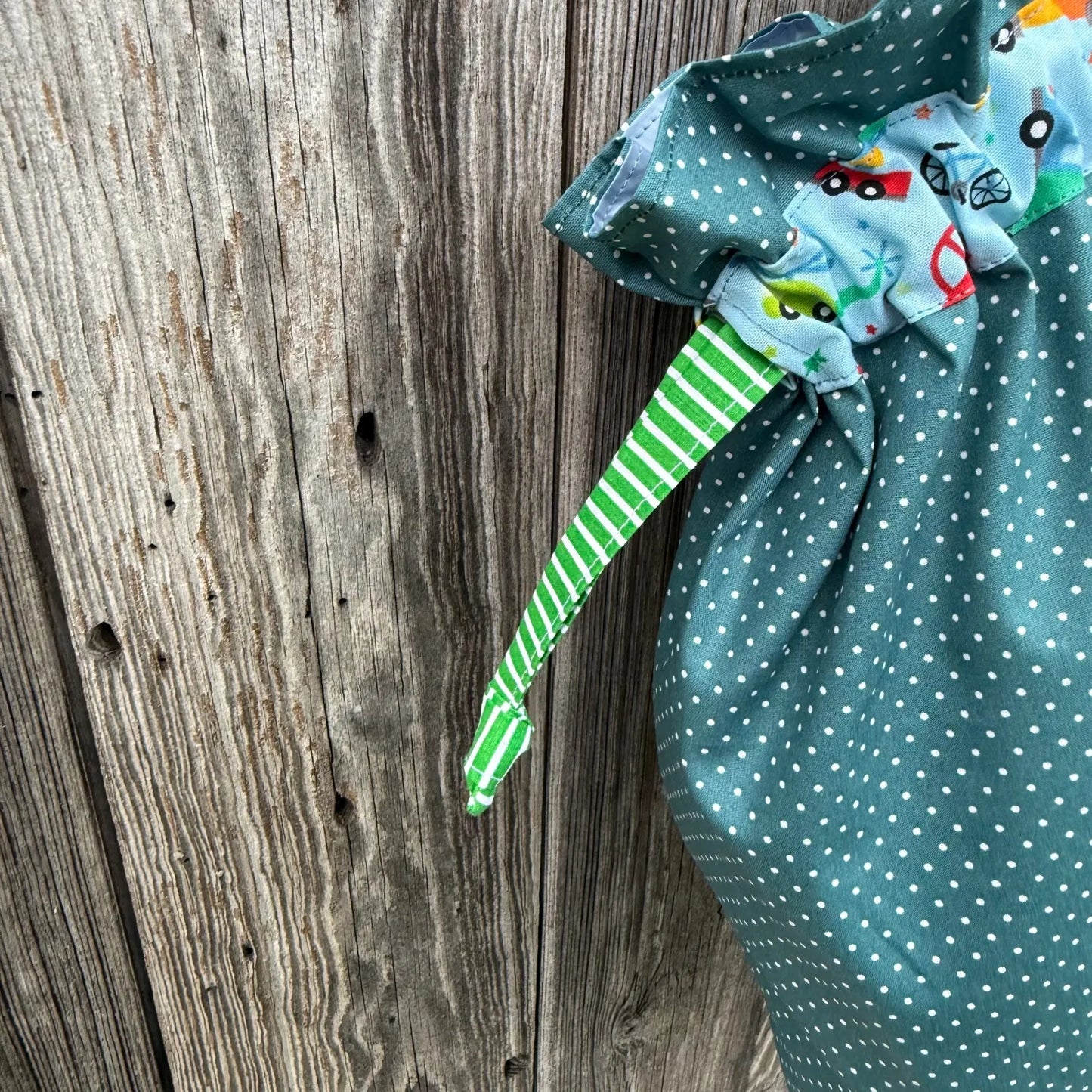 Personalisierbares Geschenkset für Kinder – Wetbag & Kissen mit Namen | Dino & Junge Motiv | Handmade Geschenk zur Geburt & Kita