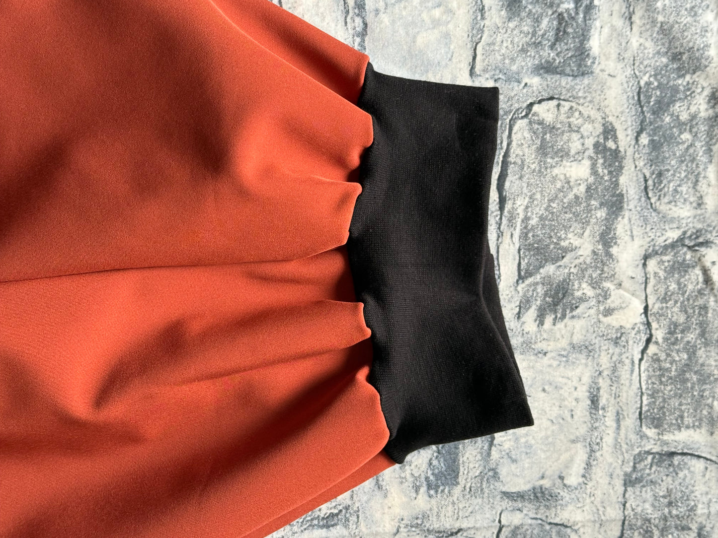 Softshell-Regenhose für Kinder – Rost mit schwarzen Bündchen