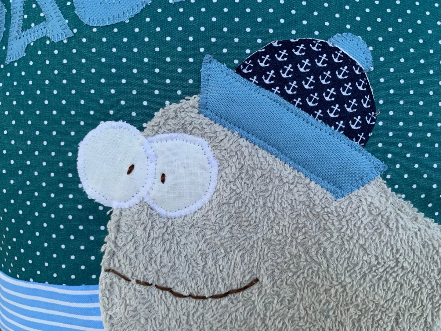 Kuschelkissen 40×40 cm „Wal“ – personalisiert | Handmade mit Hotelverschluss