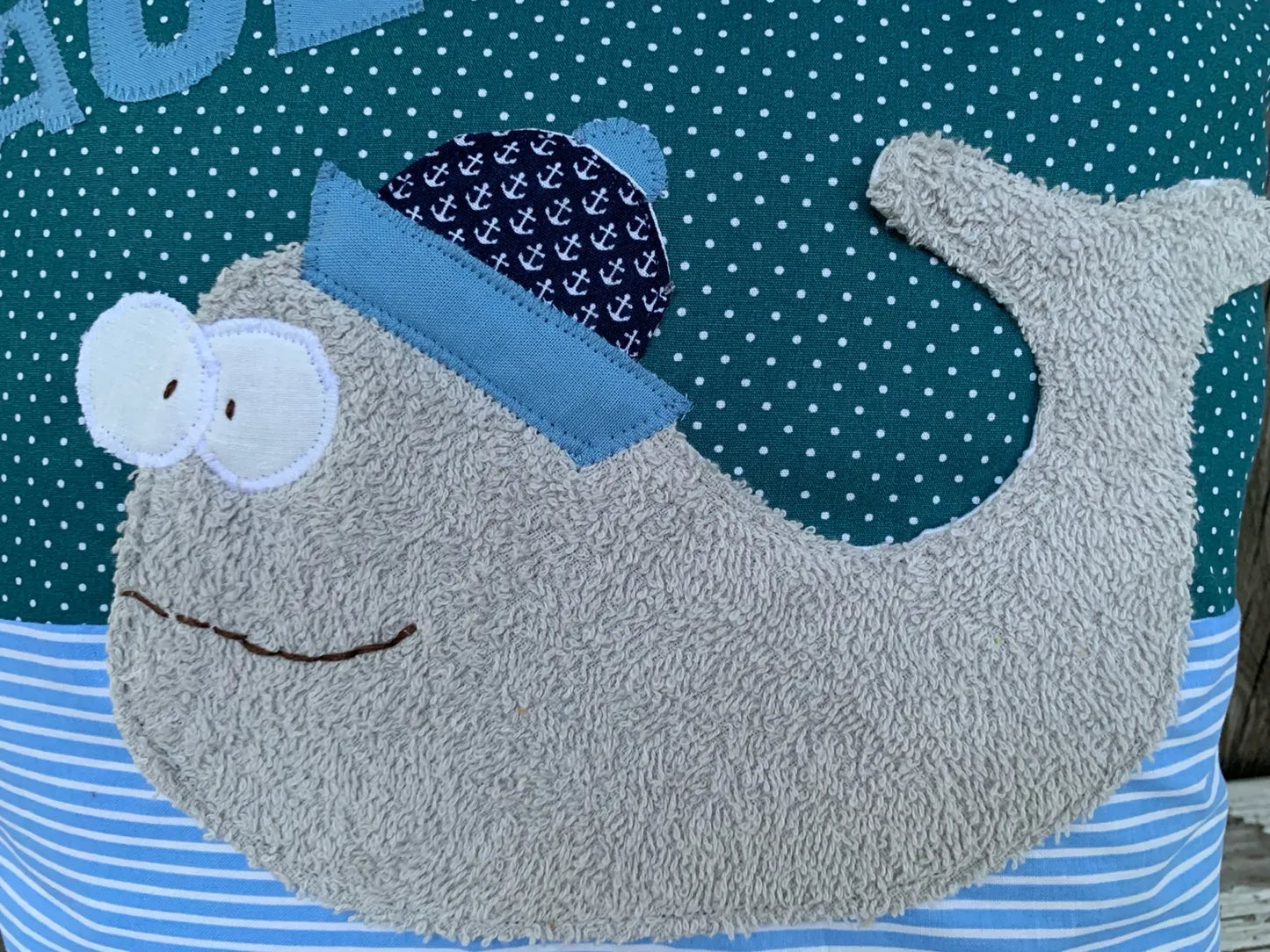 Kuschelkissen 40×40 cm „Wal“ – personalisiert | Handmade mit Hotelverschluss