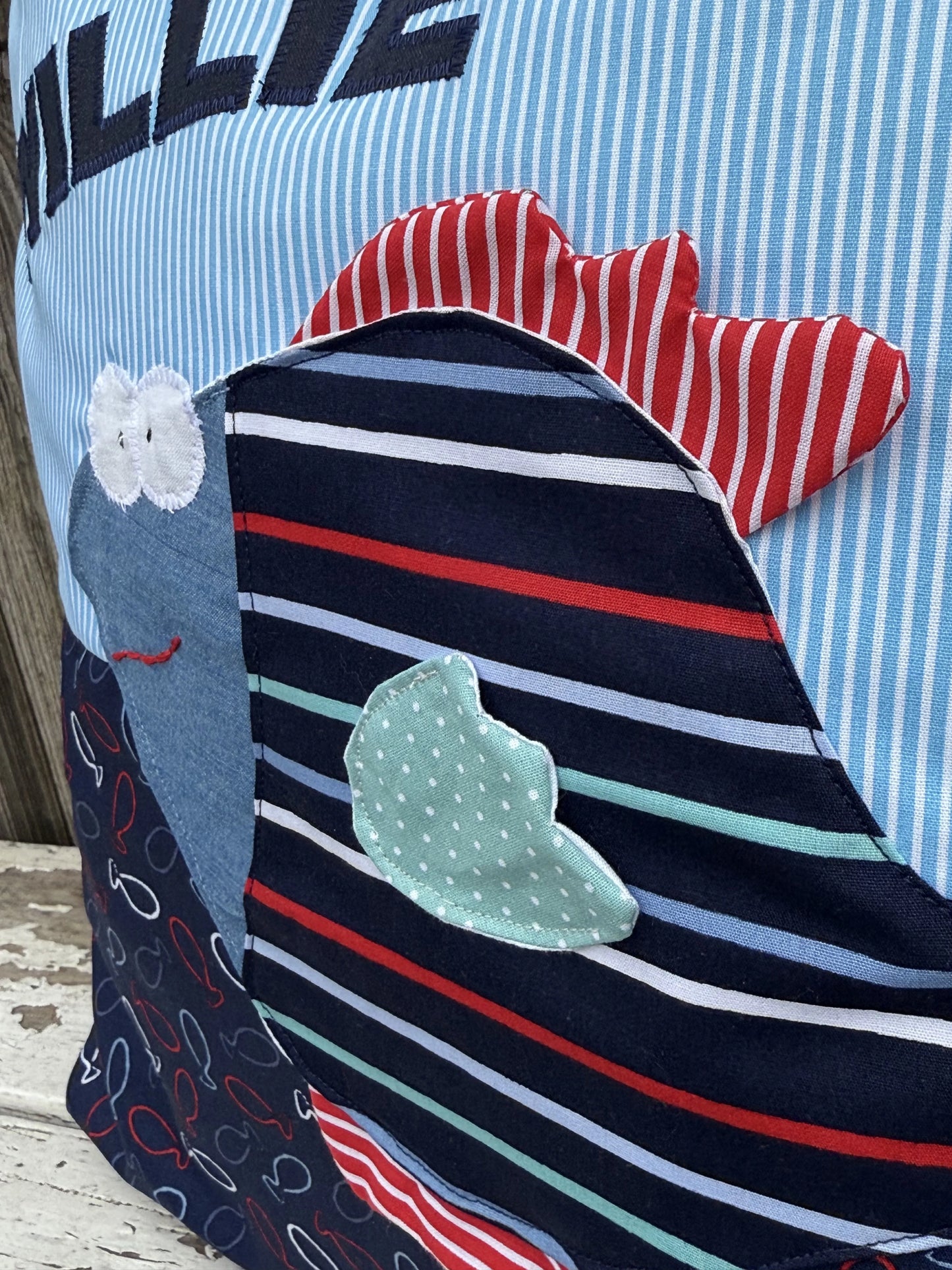 Kinderkissen „Fisch“ – personalisierbares Namenskissen, handgenäht