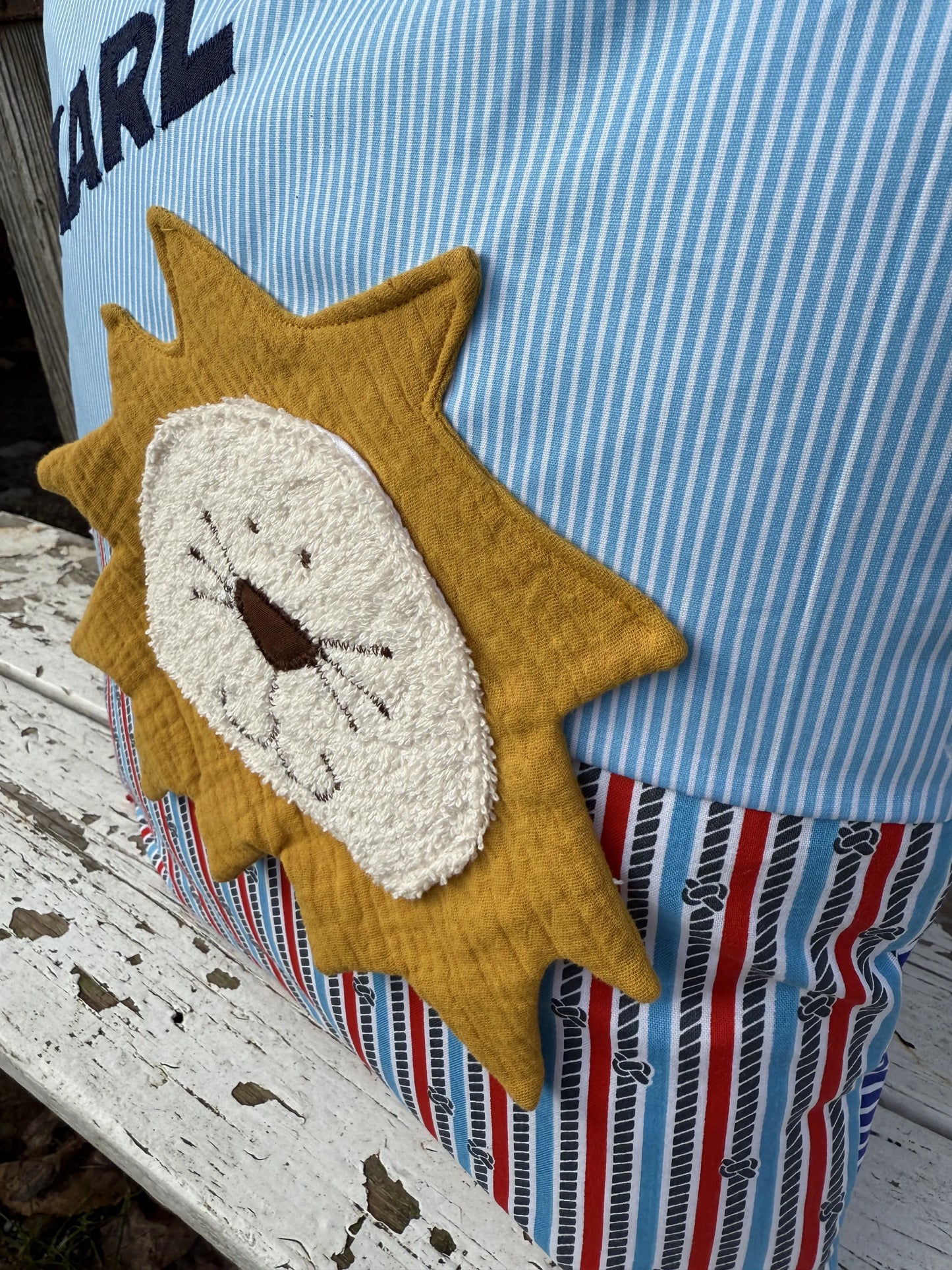 Kinderkissen „Löwe“ – personalisierbares Namenskissen, handgenäht