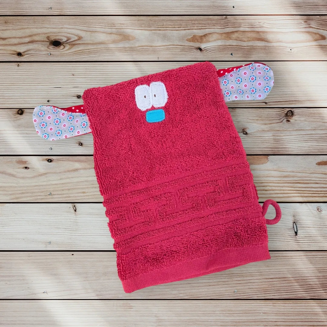 Roter Waschhandschuh in Form eines lustigen Monsterchens mit großen Augen, bunter Nase und bunt gemusterten großen Ohren-ideal für Kinder.