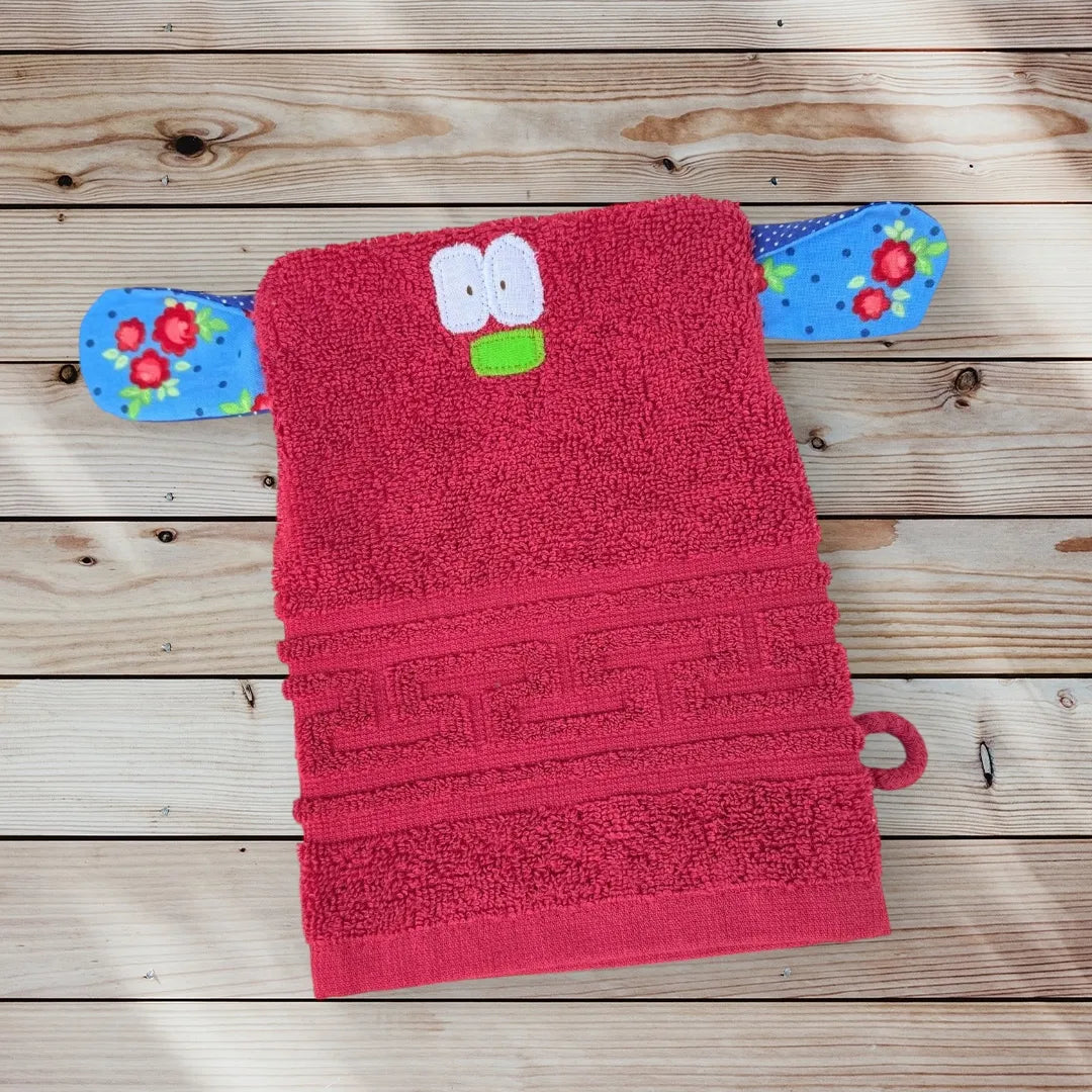 Roter Waschhandschuh in Form eines lustigen Monsterchens mit großen Augen, bunter Nase und bunt gemusterten großen Ohren-ideal für Kinder.