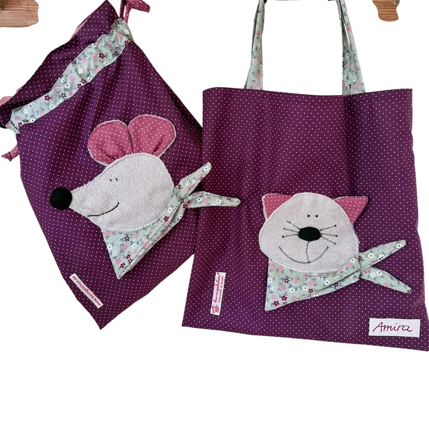 Handgemachtes Kita-Set bestehend aus einem dunkellila Wetbag mit Mausmotiv und einem passenden Garderobenbeutel mit Katzenapplikation- beide aus gepunkteten Stoff mit bunten Details