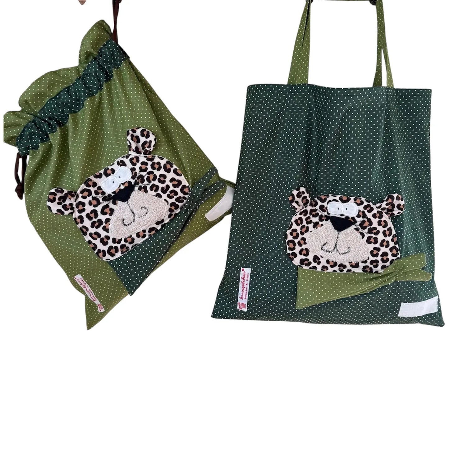 Handgemachtes Kita-Set bestehend aus einem grünen Wetbag mit Leopardenmotiv und einem passenden Garderobenbeutel mit Leopardenapplikation-beide aus gepunkteten Stoff mit bunten Details