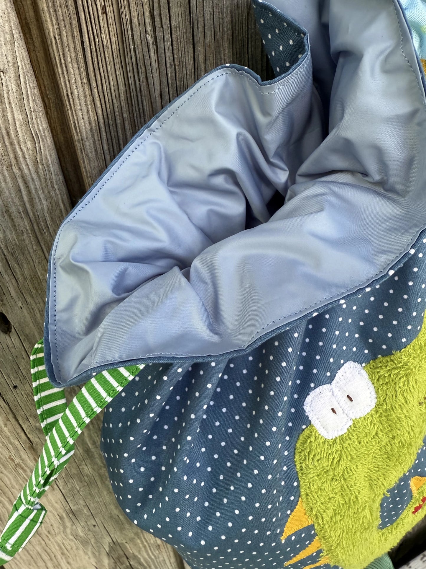 Wetbag „Dino“ – handgemacht, wasserabweisend, ideal für Kita, Sport & Reisen