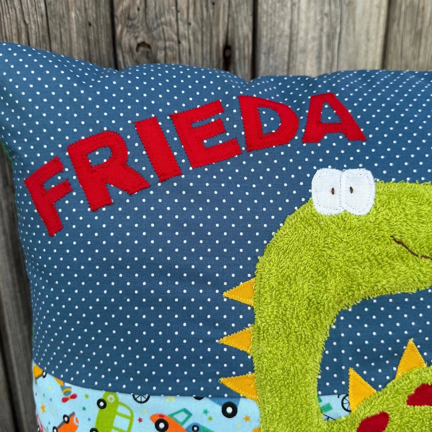 Personalisiertes Kissen „Dino“ – Handmade mit Name & weichem Stoff