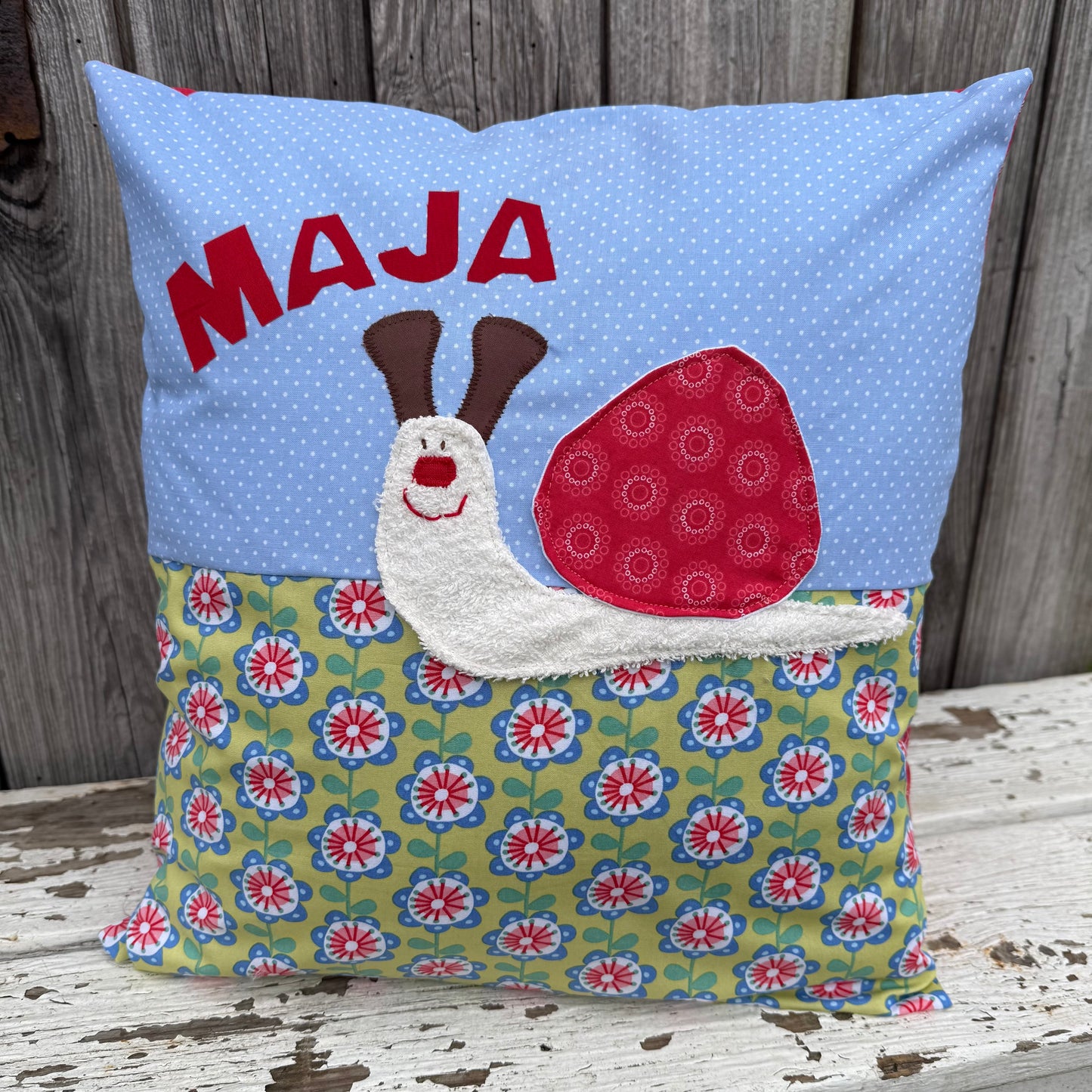 Kuschelkissen Schnecke – liebevolles Babygeschenk mit Namen zur Taufe