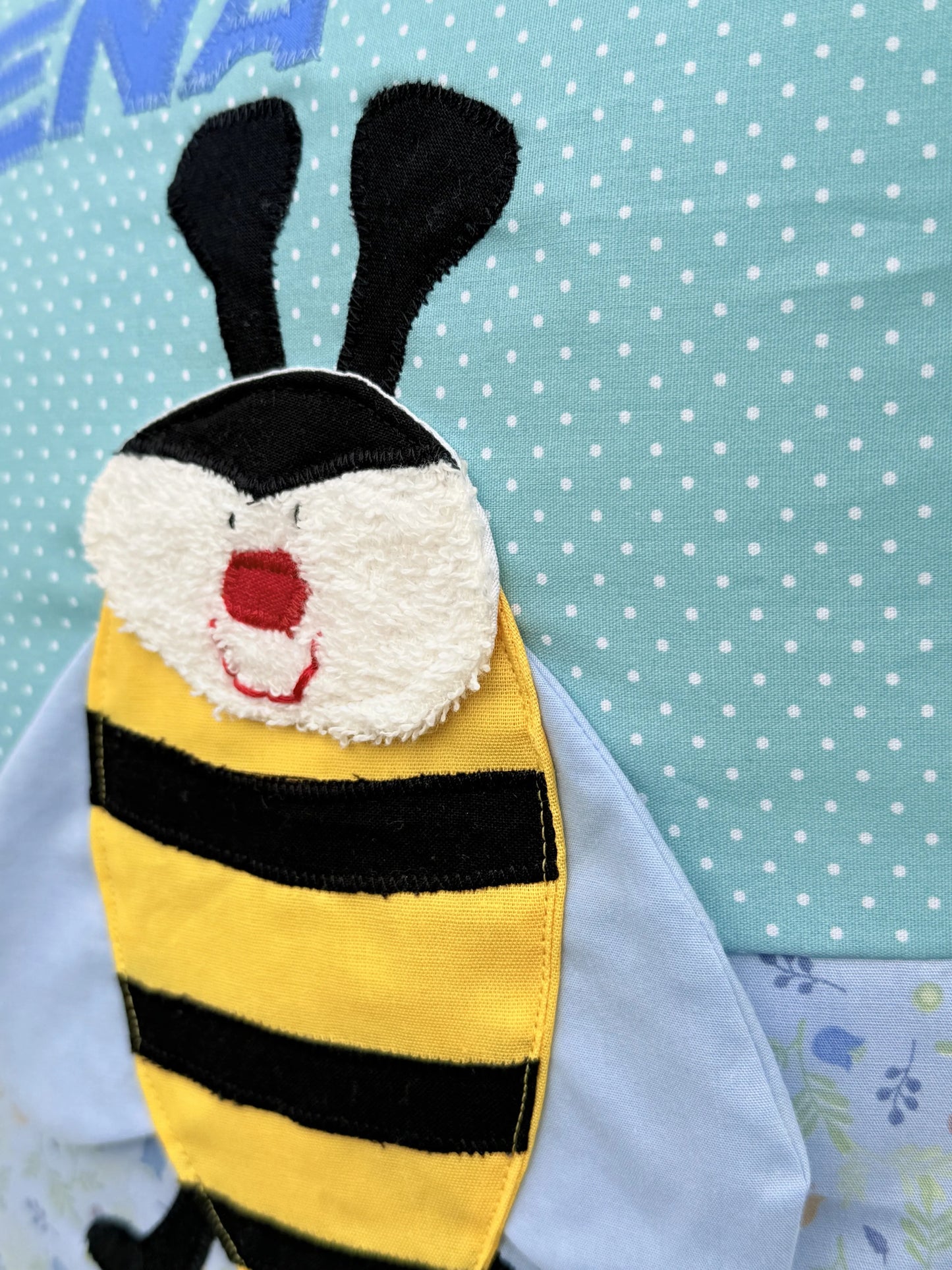 Personalisiertes Kinderkissen mit Biene und Name – Handgemacht für kleine Träumer