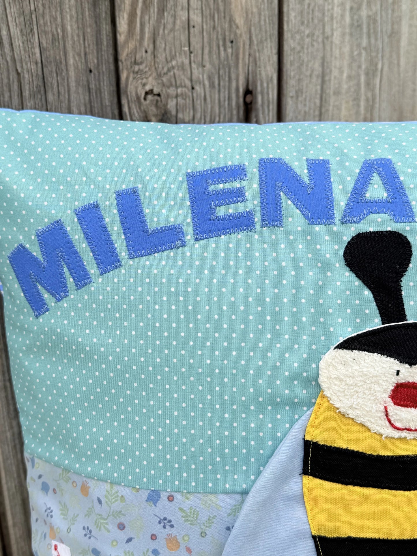 Personalisiertes Kinderkissen mit Biene und Name – Handgemacht für kleine Träumer