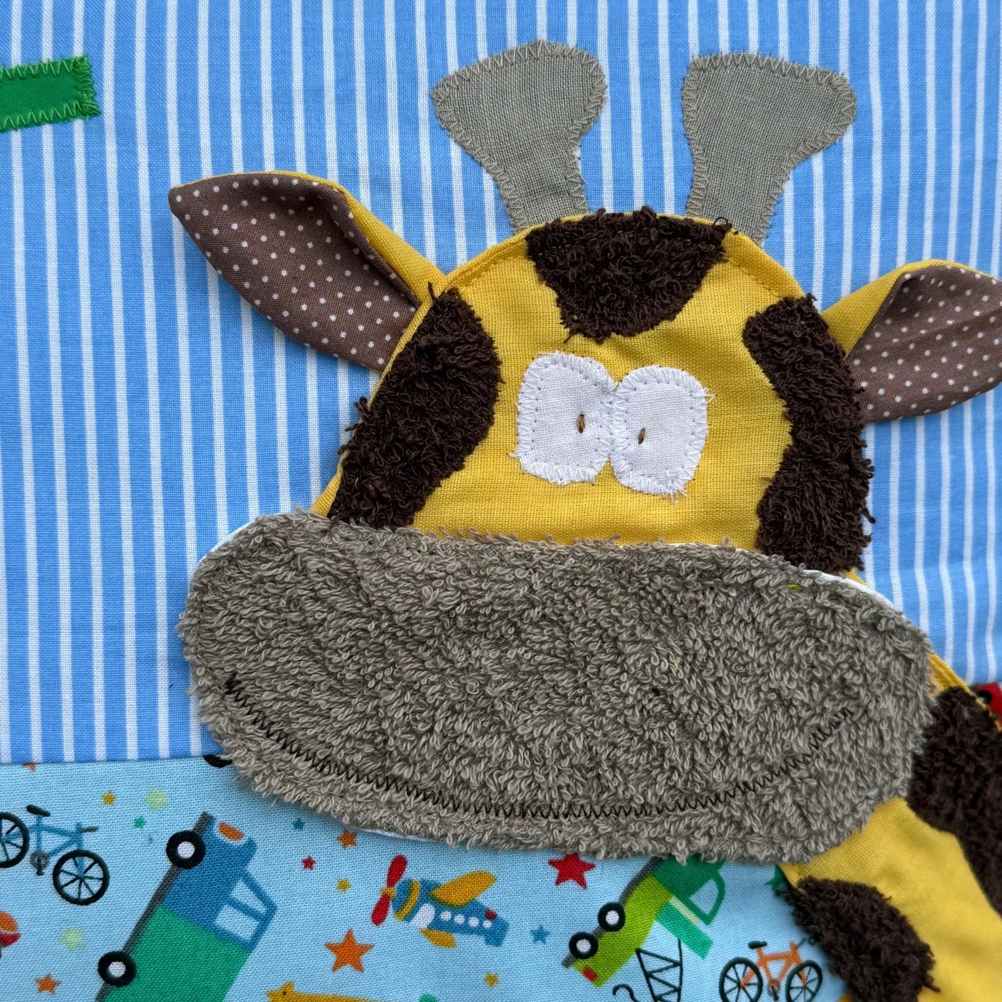 Kissen Giraffe – Personalisiertes Kinderkissen mit Namen & bunter Fahrzeugmusterung