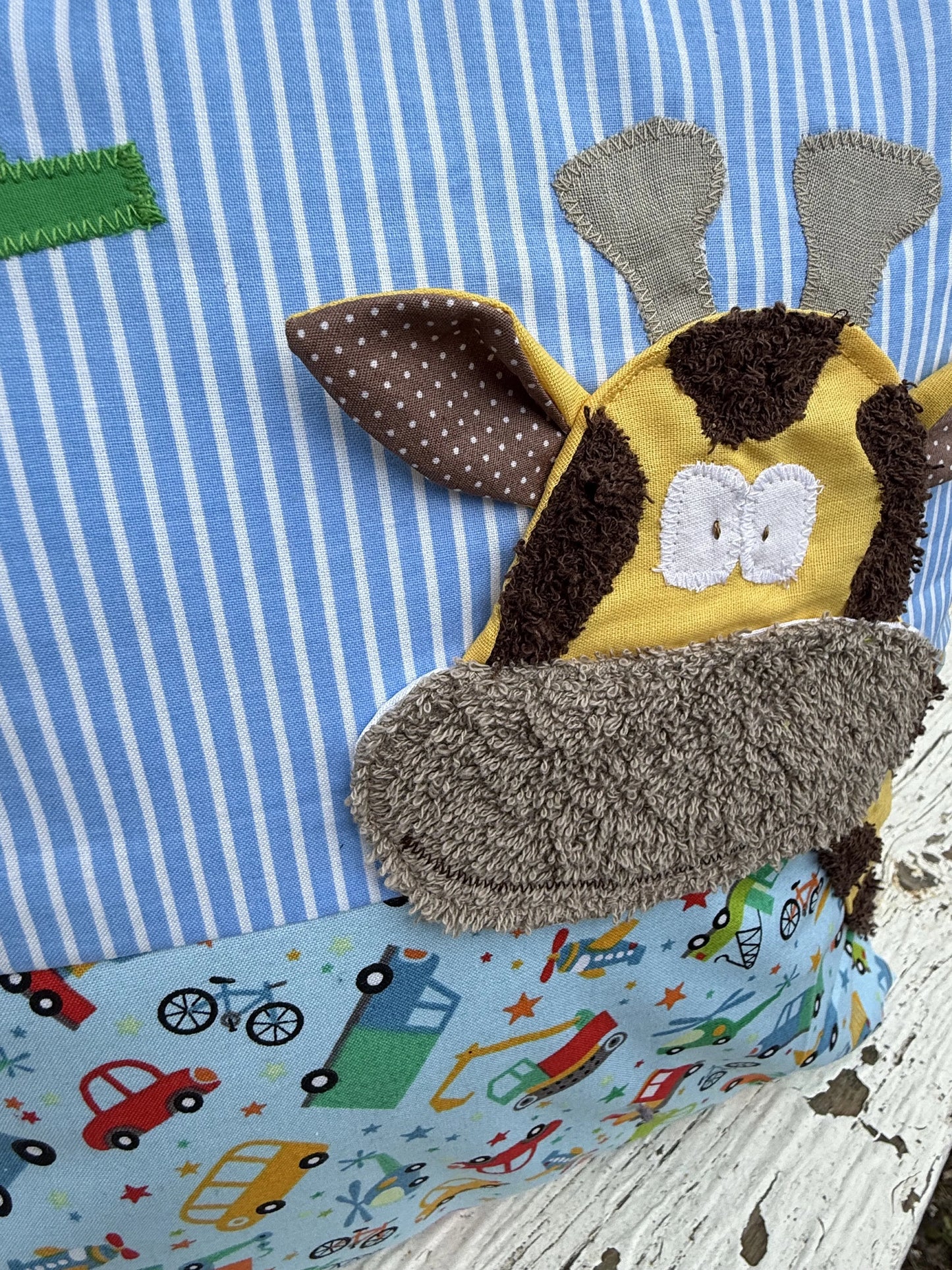 Kissen Giraffe – Personalisiertes Kinderkissen mit Namen & bunter Fahrzeugmusterung