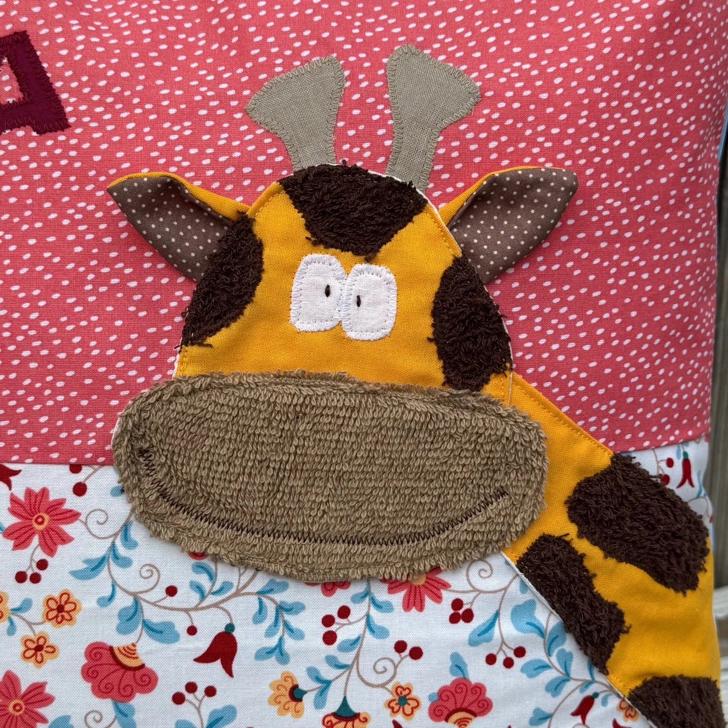 Kissen Giraffe – Personalisiertes Kinderkissen mit Namen & Blumenmuster