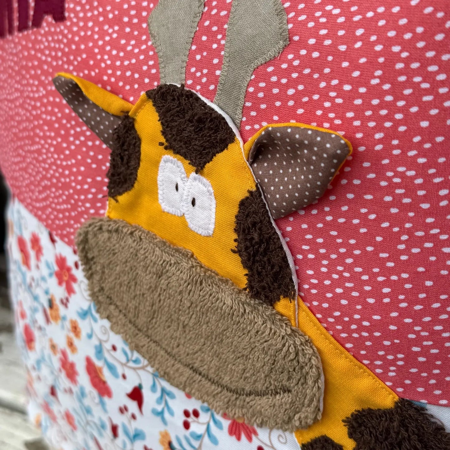 Kissen Giraffe – Personalisiertes Kinderkissen mit Namen & Blumenmuster