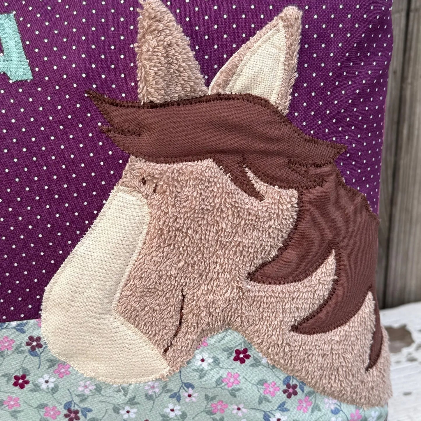 Kissen Pferd – Personalisiertes Kinderkissen mit Namen & Blumenmuster