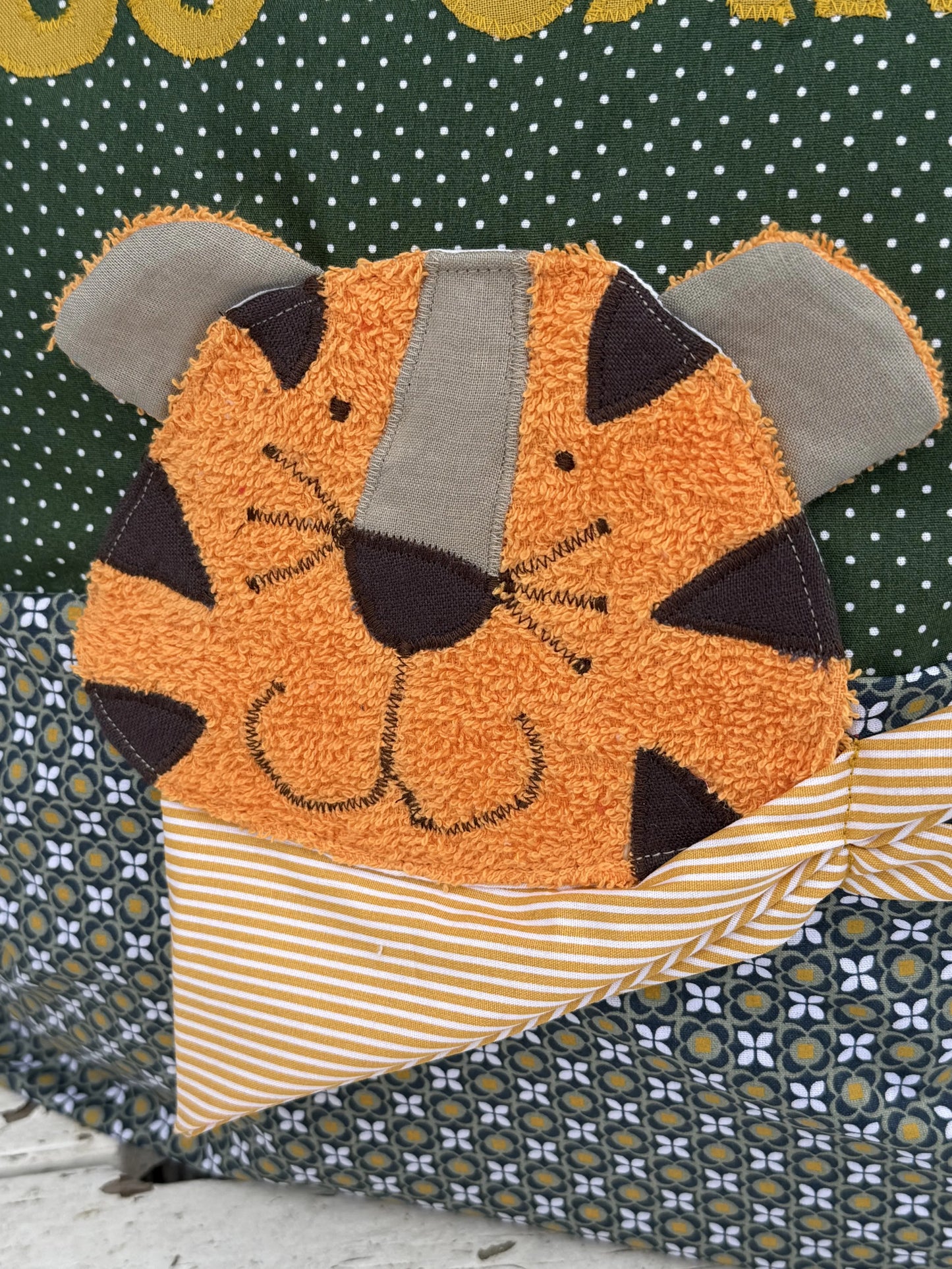 Kinderkissen „Tiger“ – personalisierbares Namenskissen, handgenäht