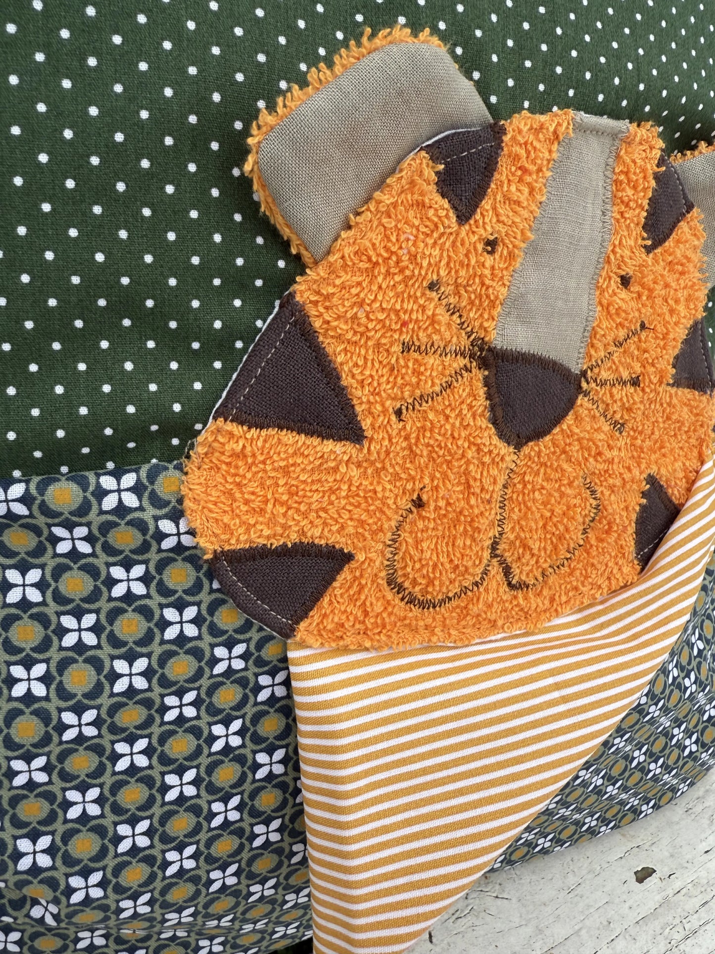 Kinderkissen „Tiger“ – personalisierbares Namenskissen, handgenäht