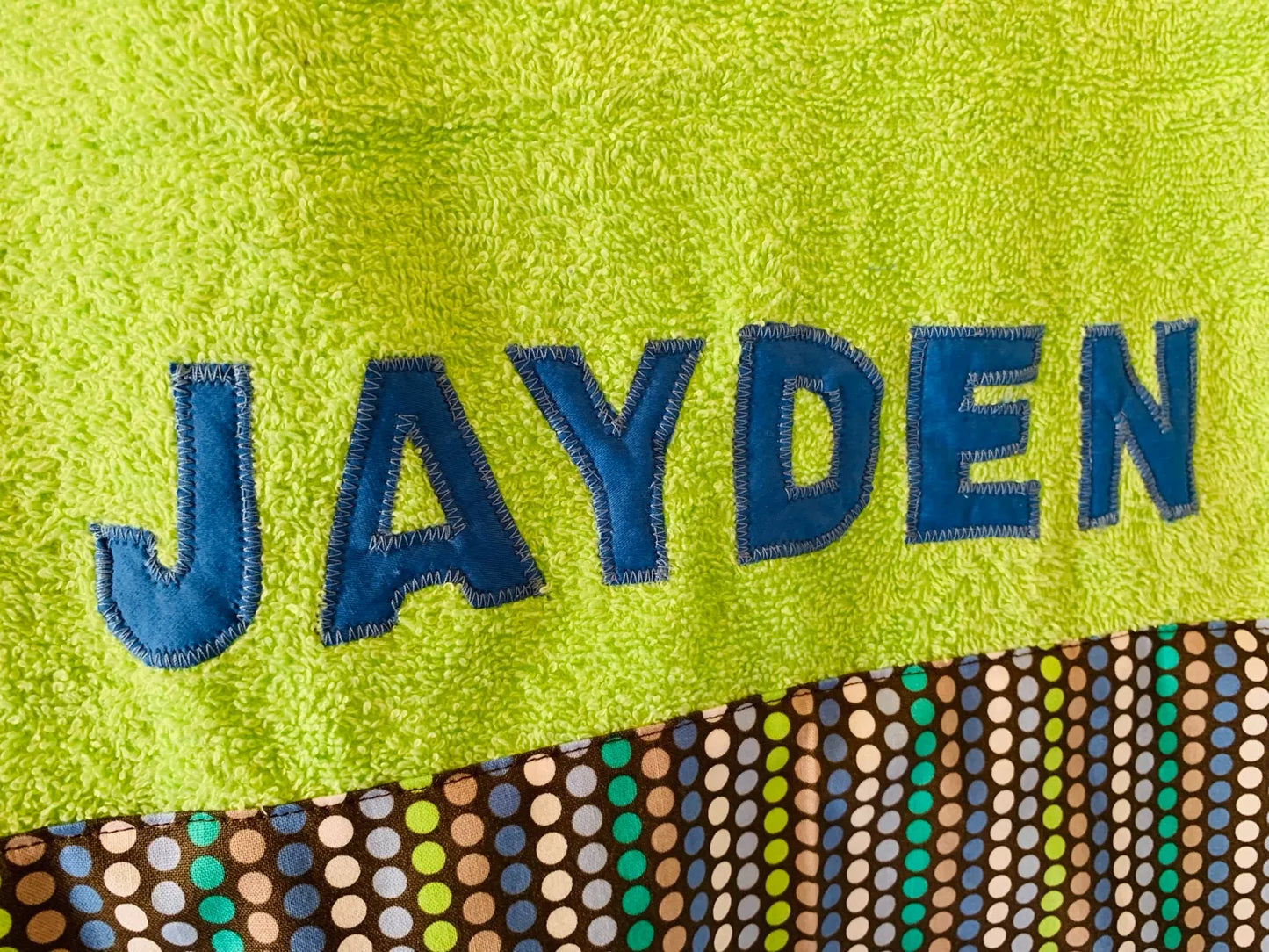 Personalisiertes Kinderhandtuch mit Faultier & Name – Grün