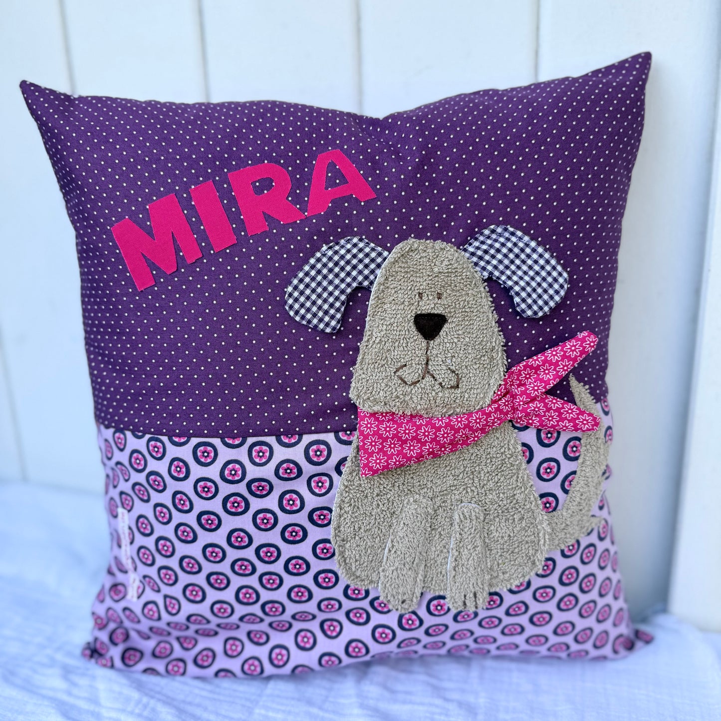 Lila personalisiertes Kinderkissen mit Namen Mira und Hund-Applikation aus Frottee, handgenäht aus Baumwolle im farbenfrohen Mustermix, 40x40 cm Kuschelkissen für Mädchen