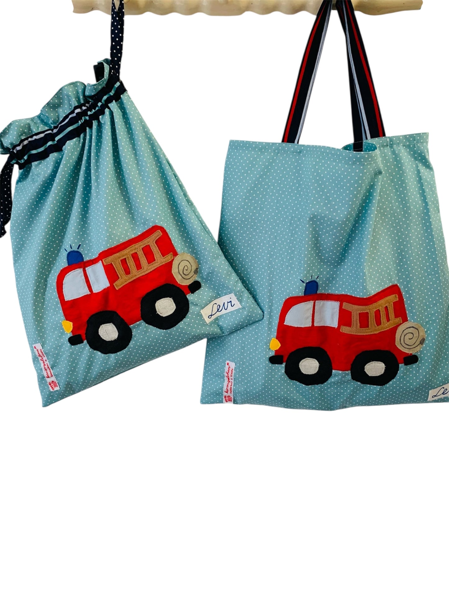 Handgemachtes Kita-Set bestehend aus einem mintfarbenen Wetbag mit Feuerwehrmotiv und einem passenden Garderobenbeutel mit Feuerwehrapplikation beide aus gepunkteten Stoff mit bunten Details