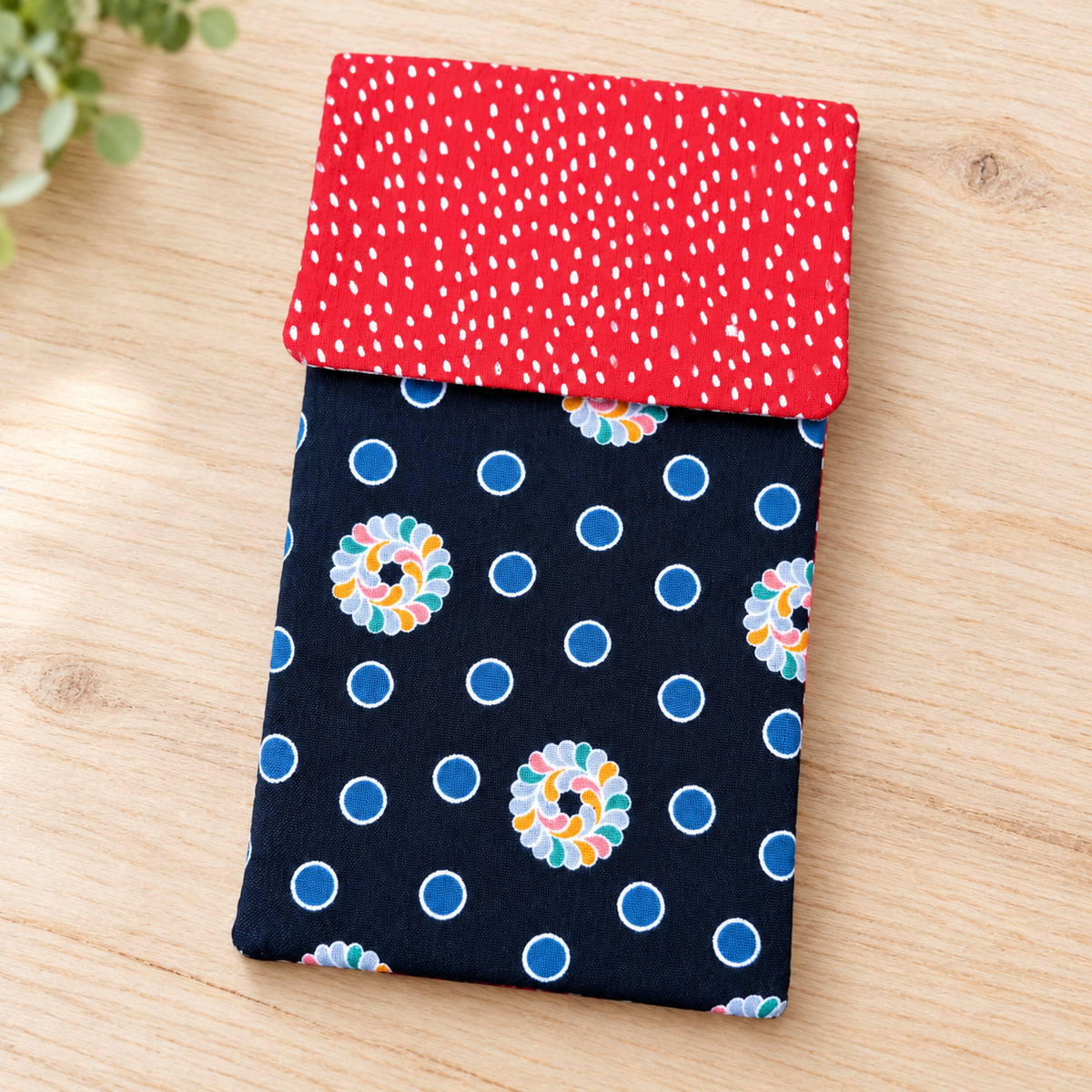 Handytasche aus Stoff mit Blumenmuster – gepolstert, 9 × 16 cm