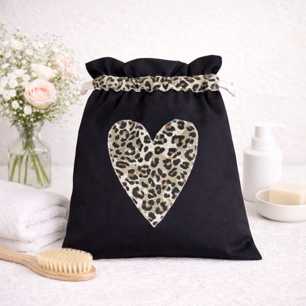 Wetbag mit Leoparden Herz – nachhaltiger Wäschebeutel, Geschenk für Frauen & Mamas
