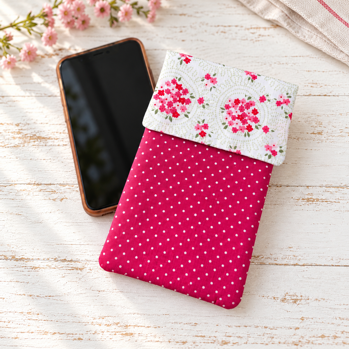 Handytasche aus Stoff – gepolstert, mit Blumen & Punkten in Pink