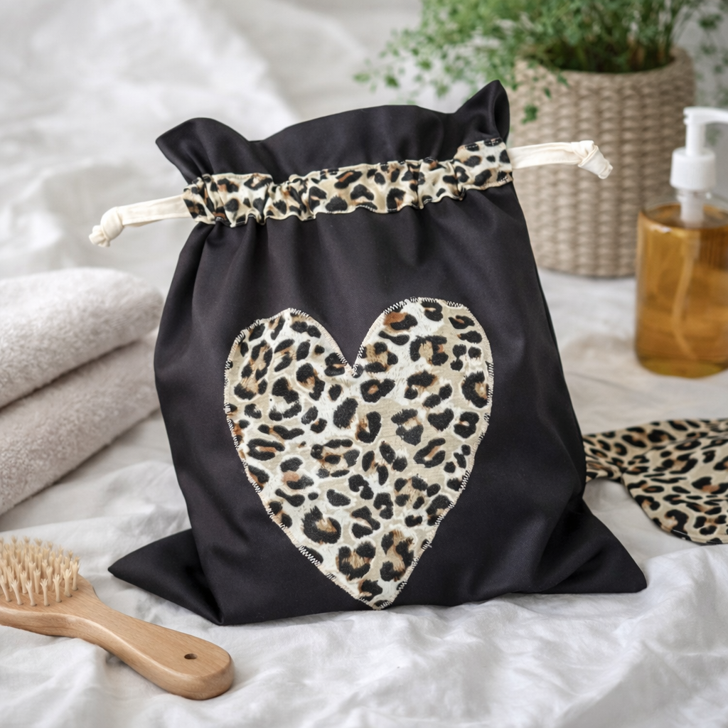 Wetbag mit Leoparden Herz – nachhaltiger Wäschebeutel, Geschenk für Frauen & Mamas