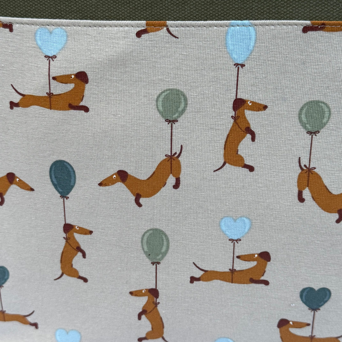 Dackelkissen mit Namen – personalisiertes Kinderkissen 40 × 40 cm
