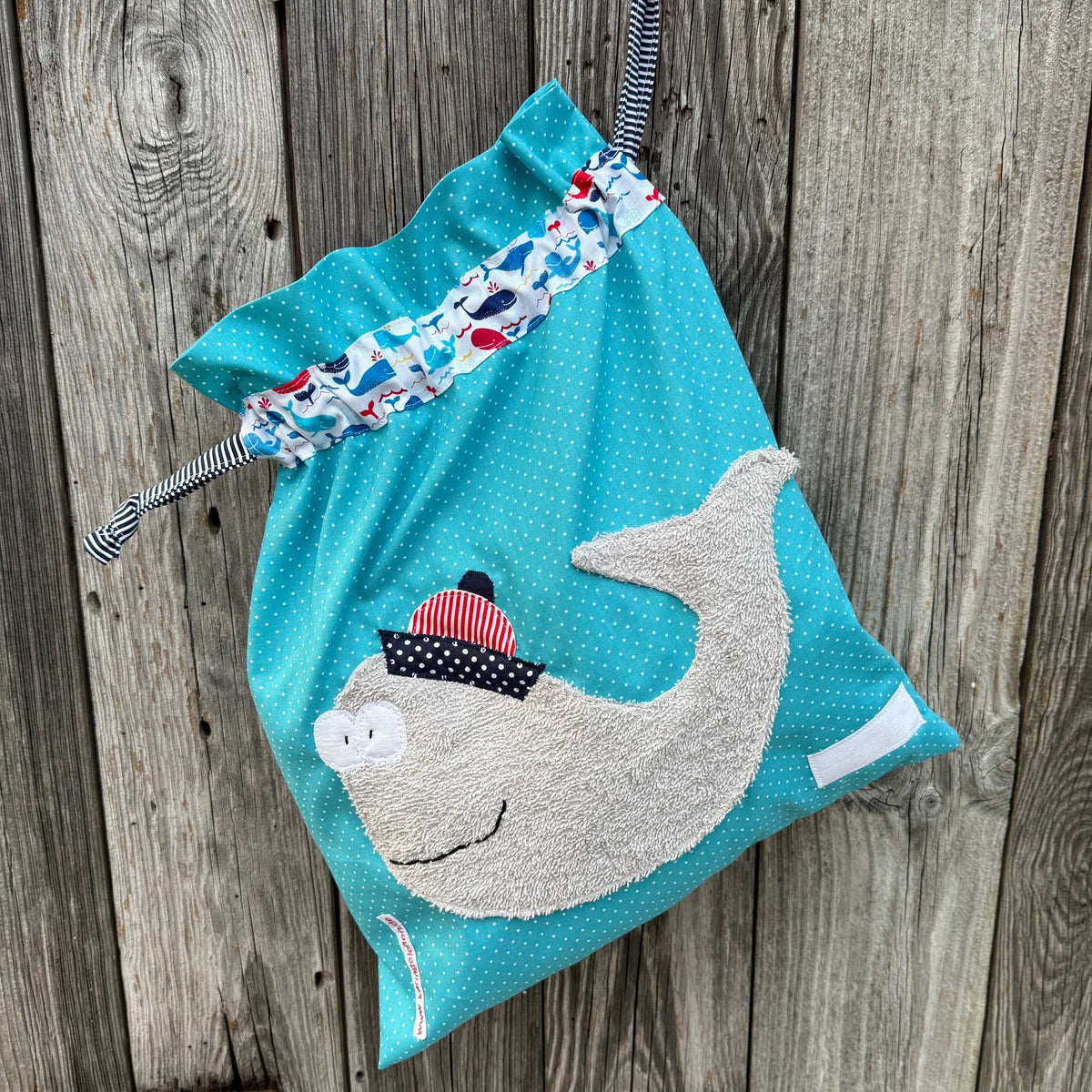 Wetbag mit Wal für Kinder – personalisierbare Nasstasche 33 × 37 cm