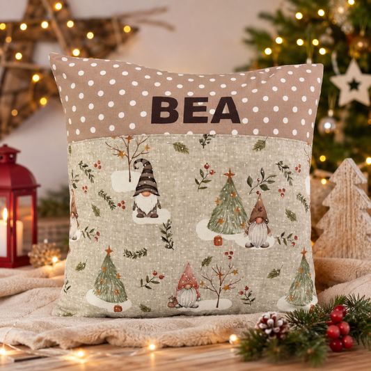 Weihnachtskissen Wichtel personalisiert mit Namen – Geschenk für Frauen