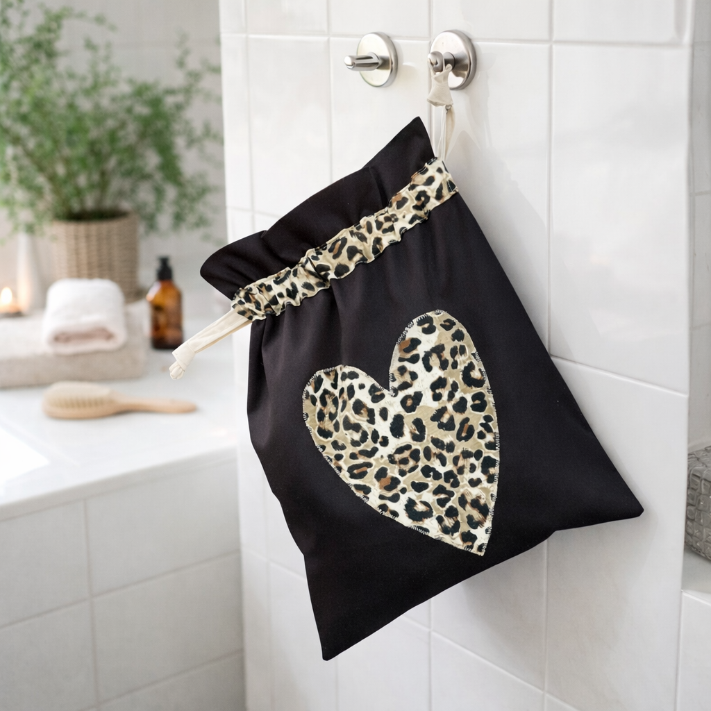 Wetbag mit Leoparden Herz – nachhaltiger Wäschebeutel, Geschenk für Frauen & Mamas