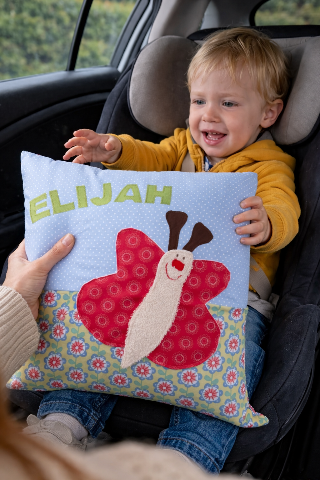 Kissen personalisiert mit Namen -Handgemachtes Babygeschenk zur Geburt mit Schmetterling