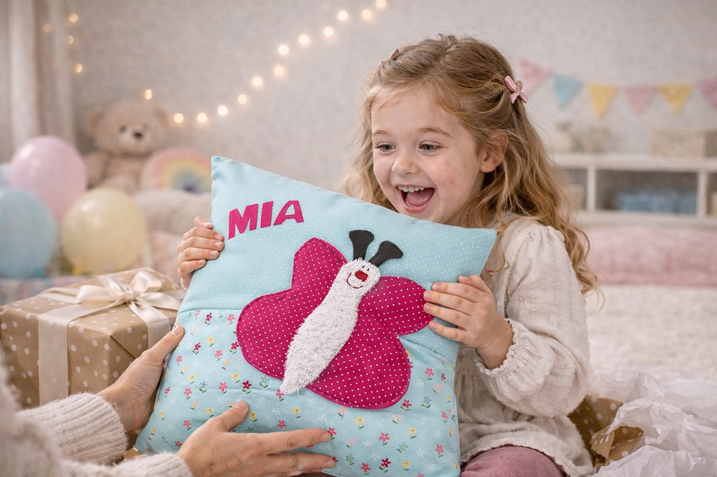 Kuschelkissen Schmetterling mit Namen – personalisiertes Babygeschenk zur Geburt | Dekokissen Kinderzimmer