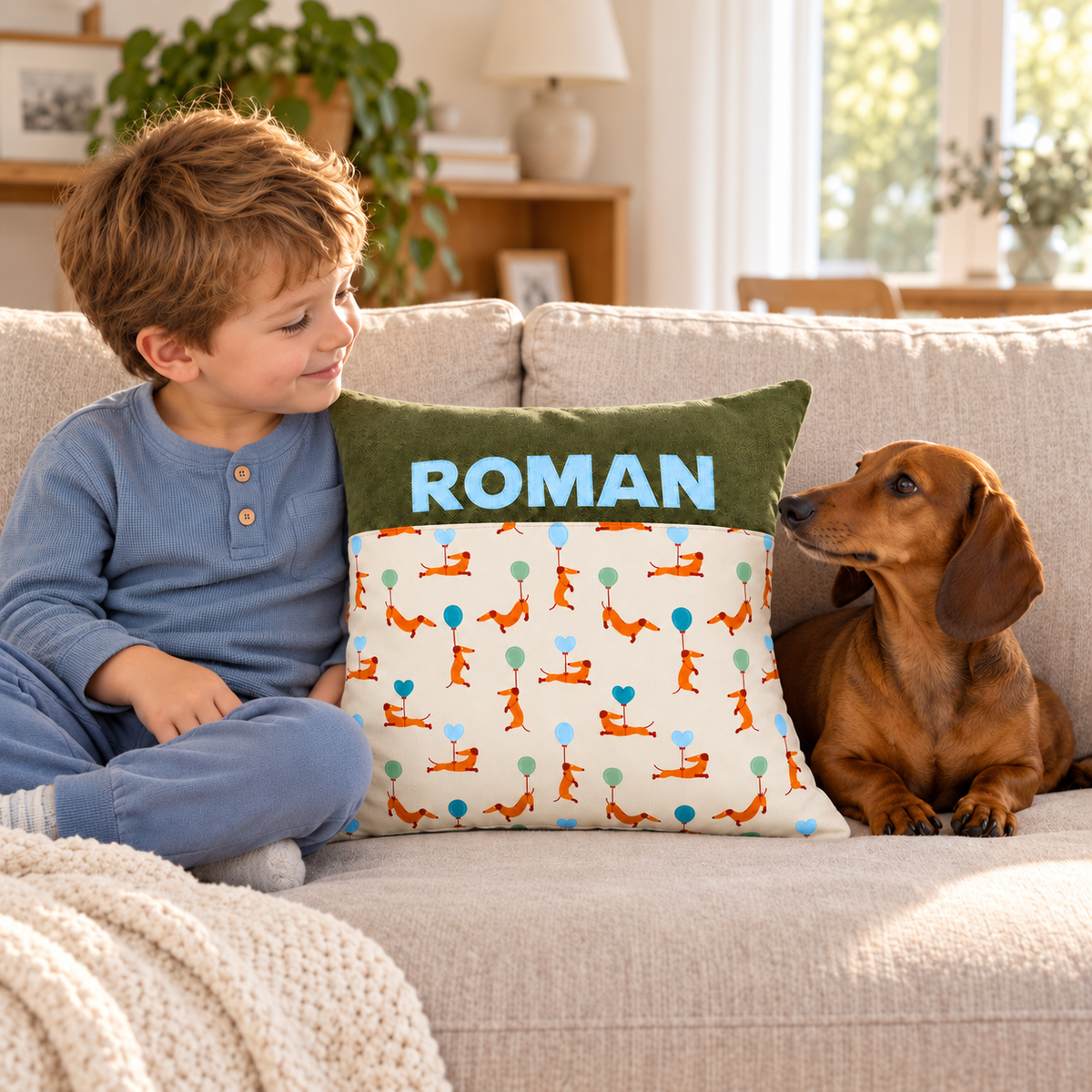 Dackelkissen mit Namen – personalisiertes Kinderkissen 40 × 40 cm