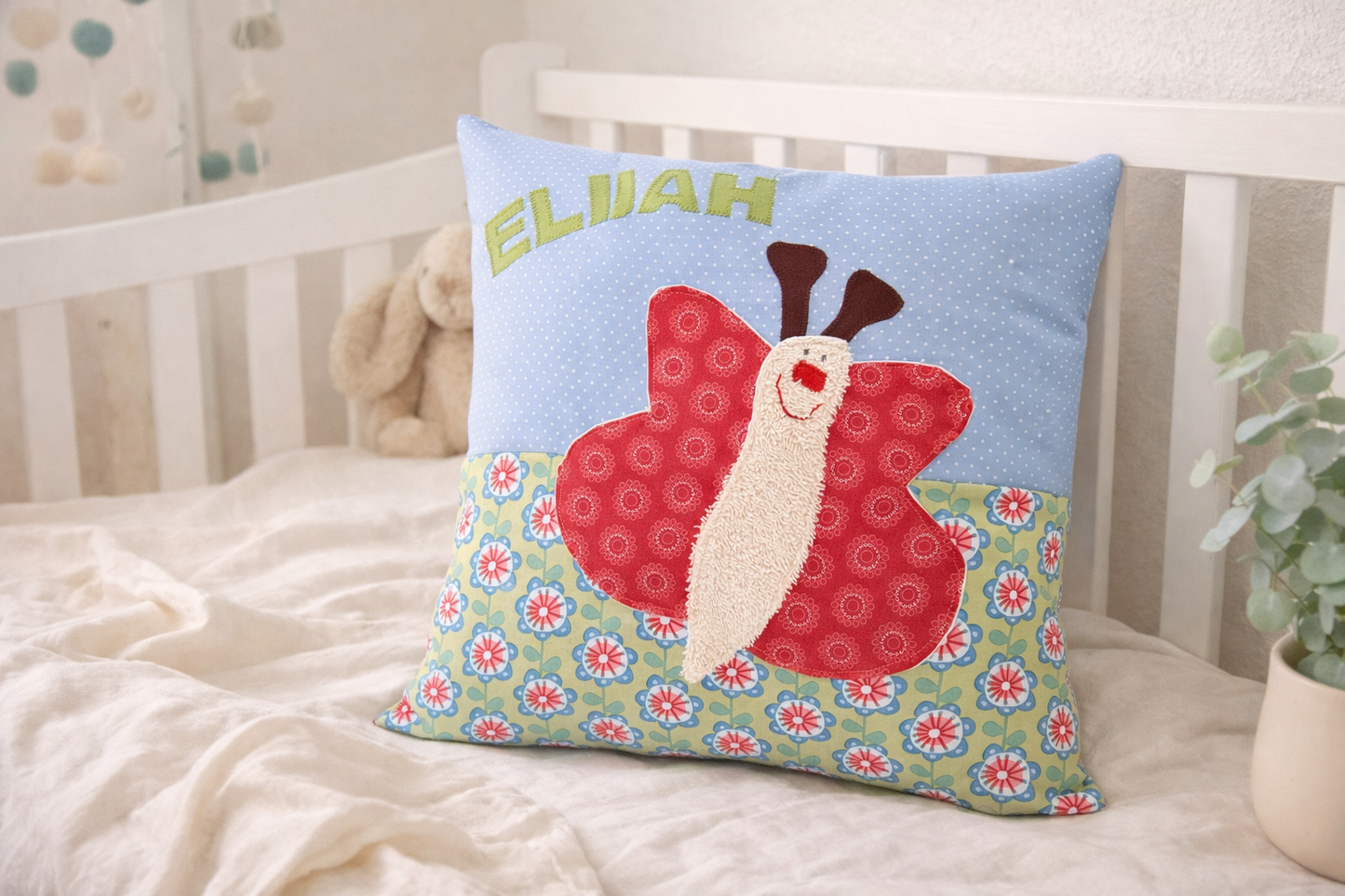 Kissen personalisiert mit Namen -Handgemachtes Babygeschenk zur Geburt mit Schmetterling
